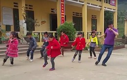 Thầy giáo vùng cao nhảy cực dẻo với học sinh trên nền nhạc sôi động