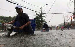 Đường Sài Gòn ngập lút yên xe máy trong cơn mưa trái mùa