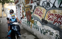 "Đốn tim" những bức họa “có một không hai” của cụ ông 95 tuổi trong ngõ nhỏ Hà Nội