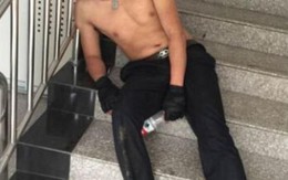 Nam cảnh sát kiệt sức, ngủ quên ở cầu thang sau khi cứu người