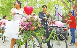 Chú rể thuê 50 chiếc xe đạp đón dâu để tiết kiệm tiền