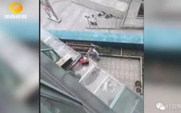 Con 3 tuổi rơi xuống từ tầng 10 nguy kịch, bố mẹ ngủ say không hay biết