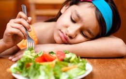 Bài học trả giá bằng sức khoẻ cha mẹ cố nhồi nhét con ăn nên đọc