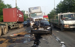 TP.HCM: Dừng đèn đỏ ô tô Mercedes bị xe container đâm tông dập nát