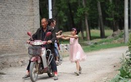 Bé gái 9 tuổi chạy gần 2 km để níu mẹ ở nhà