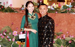 Chí Anh diện áo dát vàng 6.000 USD lần đầu đi sự kiện cùng vợ trẻ