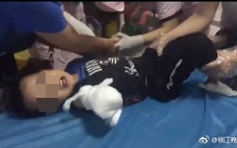 Vấp ngã khi đi ngược chiều, bé trai 4 tuổi bị thang cuốn nghiến đứt lìa cánh tay