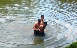 Trinh sát dũng cảm lao xuống sông bắt gọn kẻ bán ma túy