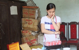 Cô gái trẻ buôn kính áp tròng giúp nhìn xuyên thấu lá bài