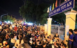 Phê bình hiệu trưởng để phụ huynh ngủ trước cổng trường chờ nộp hồ sơ