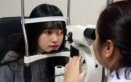 Đeo kính áp tròng có nguy cơ nhiễm trùng và biến chứng cao