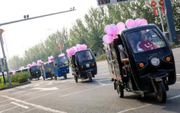 Chàng trai thuê 11 chiếc xe lam để cầu hôn bạn gái