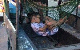 Hình ảnh xúc động: Giấc ngủ ngon lành của cậu bé trên chiếc võng phía sau xe ba gác của bố