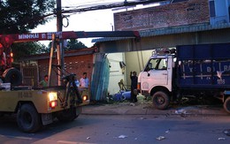 Container húc văng xe rác vào nhà dân