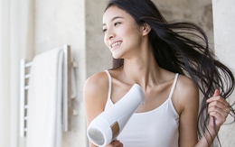 Sấy, ép, làm xoăn, tóc cũng chẳng lo cháy hay chẻ ngọn nhờ bình xịt chống nóng tự nhiên này