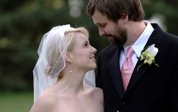 Vợ đột ngột qua đời sau sinh mổ, nhiều tháng sau, chồng mở máy tính cũ của cô và bật khóc