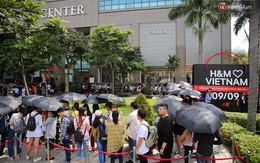 H&M Việt Nam đã chính thức mở cửa đón khách, đông tới nỗi bên ngoài kẹt cứng, bên trong loạn lạc