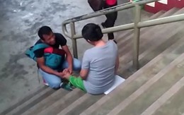 Chẳng nề hà ai nhìn ai nói, anh chồng quỳ xuống bóp chân cho vợ bầu giữa chốn đông người