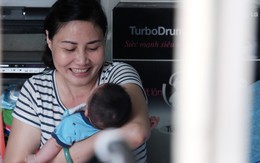Nhặt được em bé sơ sinh trước cổng chùa, người phụ nữ giúp việc mang về nuôi nấng yêu thương