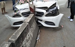 Xe Mercedes cưới đâm dải phân cách đầu tõe làm đôi, cô dâu chú rể an toàn