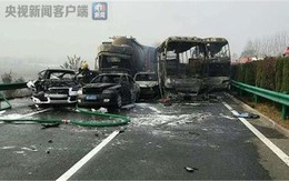 Sương mù dày đặc khiến 30 chiếc xe đâm liên hoàn, 18 người tử vong