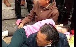 Đôi vợ chồng tàn tật ngồi giữa đường tố thầy giáo xâm hại con gái 14 tuổi gây tranh cãi