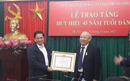 Trao huy hiệu 45 năm tuổi Đảng cho ông Nguyễn Quốc Triệu