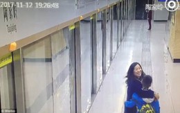 Khoảnh khắc mẹ gặp lại con trai lạc ở ga tàu hút hơn 25 triệu lượt xem