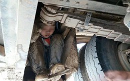Xót xa 2 bé trai lấm lem bùn đất, trốn dưới gầm xe khách suốt quãng đường 90km vì muốn gặp bố mẹ
