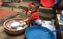 Thấy bố mẹ ăn xong không dọn, bé trai vừa rửa bát vừa nói câu khiến cả nhà "đứng hình"