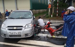 Nam thanh niên bị hất văng lên đầu ôtô sau cú tông trực diện