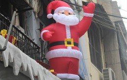 Ông già Noel lắc hông, thổi kèn giá tiền triệu, hàng trà chanh cũng mua về hút khách