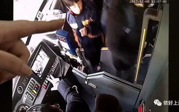Mẹ mải mê xem điện thoại để lạc con trên xe buýt khiến bé hoảng sợ suýt khóc
