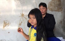 Cuộc sống thiếu vòng tay mẹ của bé gái từng tận mắt chứng kiến mẹ và em bị đuối nước