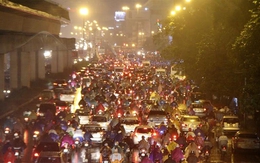 Hà Nội mưa tầm tã, đường tắc nghẹt thở khắp ngả