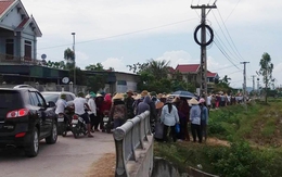 Mẹ trẻ ôm con nhảy cầu: Bà ngoại ngất lịm trong đám tang