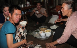 Gặp lại mẹ già nuôi 6 người con điên dại: “Có nhà mới cho các con, tôi cứ ngỡ như một giấc mơ"