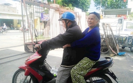 Cụ bà 84 tuổi xách túi đồ đi lang thang mừng rơi nước mắt khi được con trai, con gái đến đón về