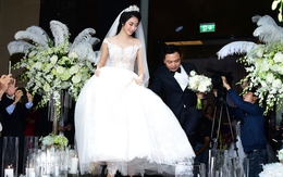Đám cưới Hoa hậu Thu Ngân: Chú rể xúc động nâng váy giúp cô dâu xinh đẹp