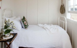 "Ăn gian" diện tích phòng ngủ với sắc trắng vừa đẹp vừa sang