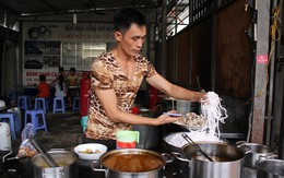 Người Sài thành tấm tắc bánh canh cá lóc Cường 'Đô La' với 3 lần vỡ nợ