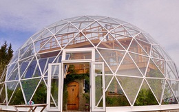 Gia đình bỏ nhà tiện nghi ở thành phố ra đảo xây nhà hình cầu trong suốt