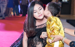 Con trai Huỳnh Đông hôn má Vân Trang trên thảm đỏ