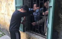 Chàng trai bật khóc khi vô tình gặp lại bạn cũ trong trại tâm thần