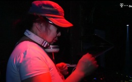 Cụ bà 82 tuổi ngày bán há cảo, đêm làm DJ chất chơi như thế này