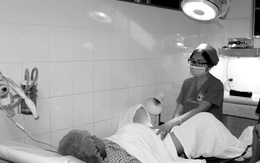 Phụ nữ sinh nở nhiều lần, lao động nặng, coi chừng bị bệnh "khó nói"