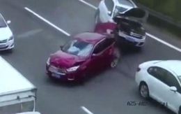 Cặp vợ chồng bế con thoát chết trong gang tấc trên đường cao tốc