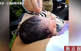 Rúng động mẹ quấn con trong túi ni lông, gửi tới trại mồ côi bằng chuyển phát nhanh