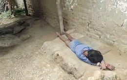 Tình cảnh thảm thương của 2 cậu bé bị gia đình trói vào gốc cây suốt 5 năm vì có vấn đề về thần kinh