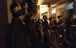 Hà Nội: 30 chiến sĩ Công an bao vây, thuyết phục một người đàn ông có biểu hiện tâm lý bất thường cố thủ trên mái nhà